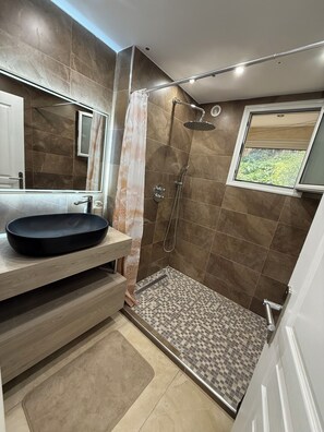 Shower, hair dryer, towels, soap - Serene 3-bedroom apartment with AC in beautiful Cannes (Cannes)