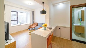 Un apartamento moderno con sala de estar, cocina y baño.