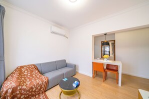 Habitación doble superior, 1 cama Queen size, para no fumadores, vista a la ciudad | Área de sala de estar