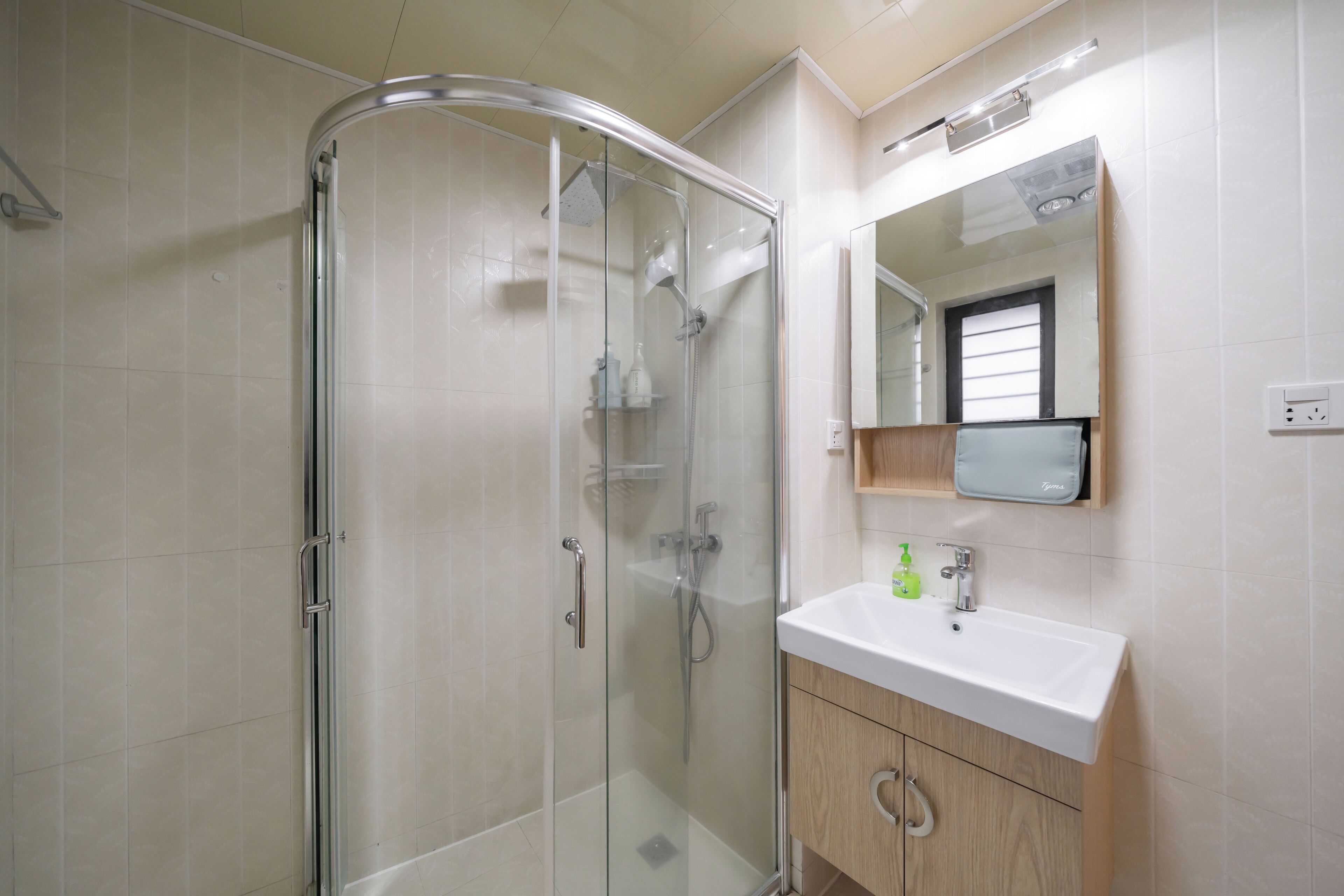 Chambre Double Supérieure, 1 grand lit, non-fumeurs, vue ville | Salle de bain | Articles de toilette gratuits, sèche-cheveux, chaussons