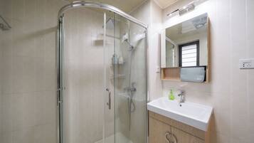 Chambre Double Supérieure, 1 grand lit, non-fumeurs, vue ville | Salle de bain | Articles de toilette gratuits, sèche-cheveux, chaussons