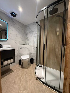 シャワー、ヘアドライヤー、タオル、石鹸