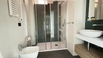 Een douche, een haardroger, een bidet, handdoeken