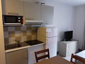 Apartment | Private kitchen - Ski Apartment With Pool & Free Parking (Les Angles)