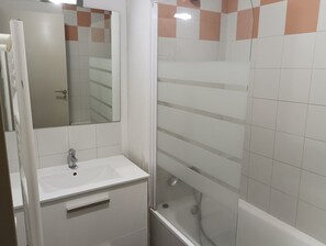 Apartment | Bathroom - Ski Apartment With Pool & Free Parking (Les Angles)