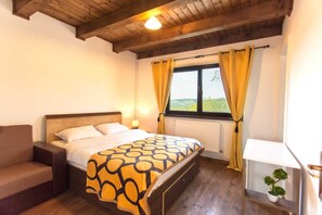 5 bedrooms, iron/ironing board, WiFi, bed sheets