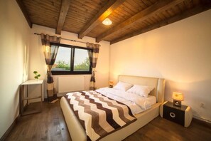 5 bedrooms, iron/ironing board, WiFi, bed sheets