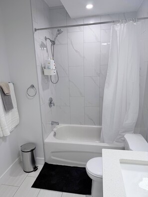 Bathroom - Charming Family-friendly House Rental in Edmonton (Edmonton)