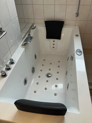 Shower, jetted bath, hair dryer, towels