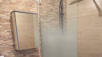 Dusche, Handtücher, Seife, Toilettenpapier