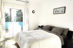 Iron/ironing board, Internet, bed sheets - Spacious Seaside Townhouse with Sea Views & Panoramic Pool | 100m from the Beach (Benalmádena)