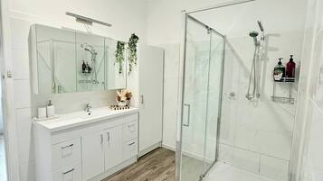 House, 3 Bedrooms, Smoking, Balcony | Bathroom