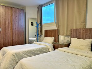 Iron/ironing board, Internet, bed sheets