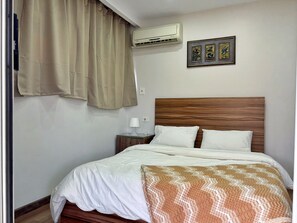 Bügeleisen/Bügelbrett, Internetzugang, Bettwäsche