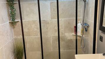 Douche, sĂšche-cheveux, serviettes fournies, savon