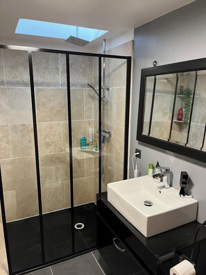 Dusche, Haartrockner, Handtücher, Seife