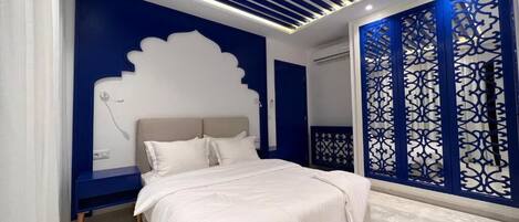 Soundproofing, free WiFi, bed sheets