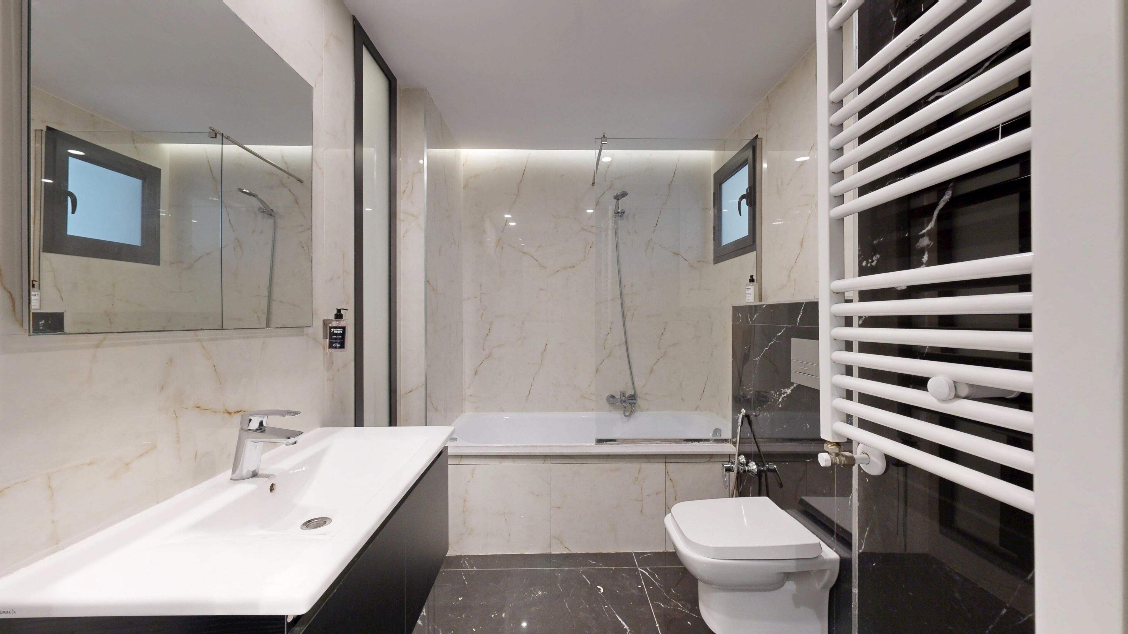 Deluxe Apartment | Bathroom