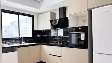 Deluxe tweepersoonskamer, balkon, uitzicht op stad | Privékeuken