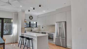 Fridge, microwave, stovetop, dishwasher