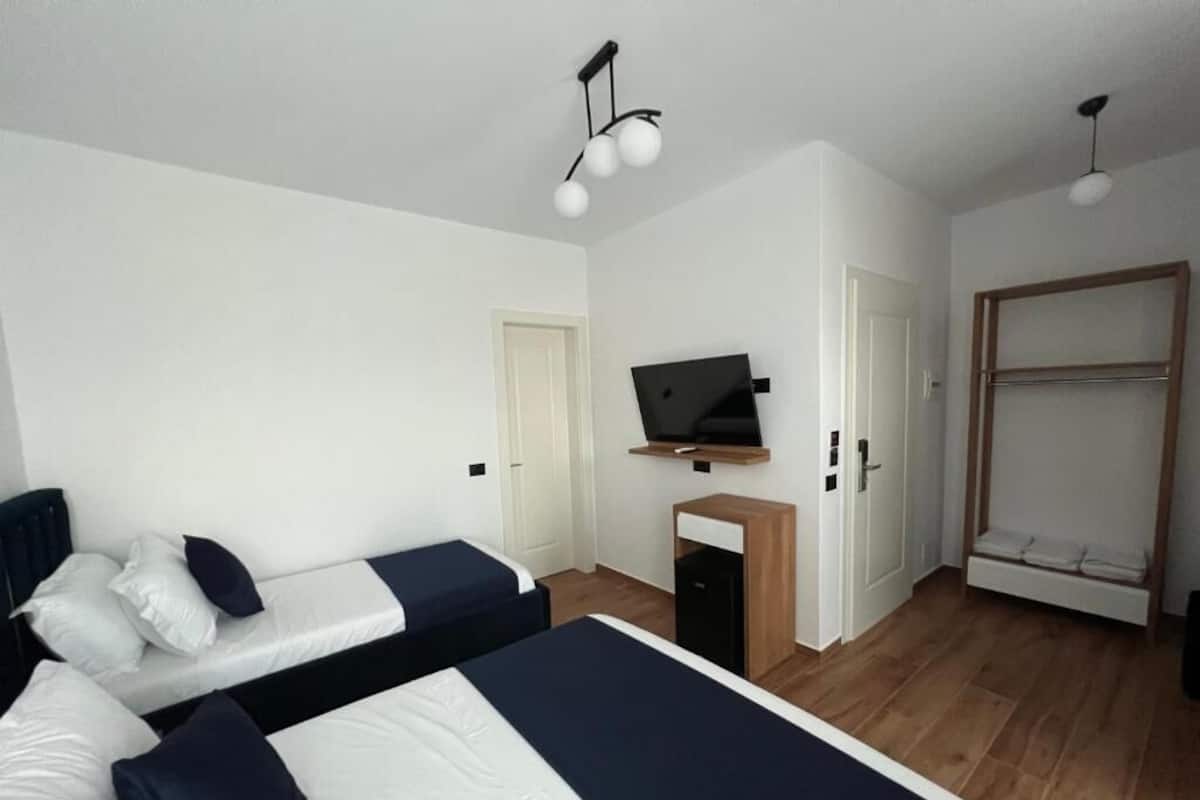 Quarto triplo superior, sacada, vista para o mar | Cofres nos quartos, quartos à prova de som, Wi-Fi de cortesia