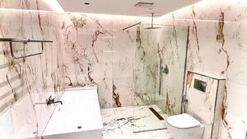 Familien-Suite, Balkon | Badezimmer