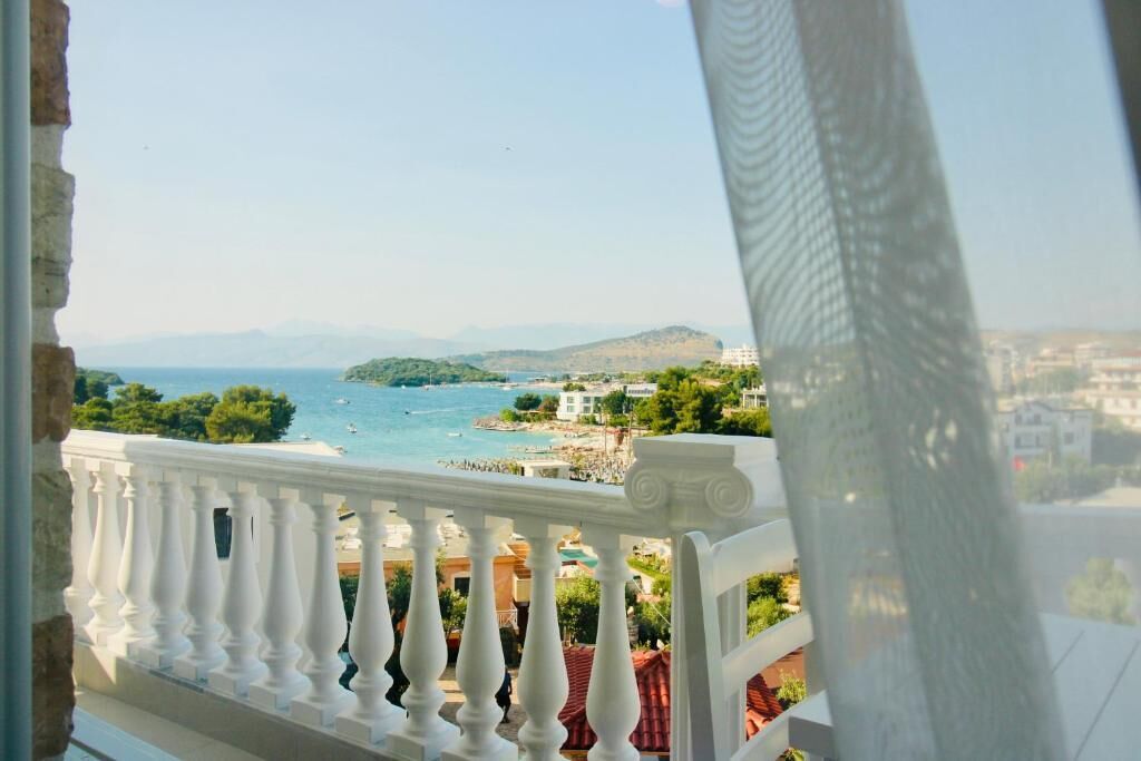 Superior-Dreibettzimmer, Balkon, Meerblick | Unterkunftsgelände