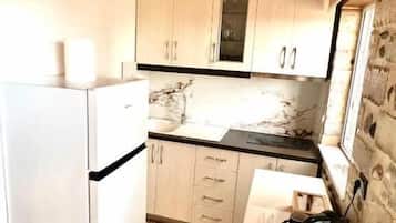 Deluxe Triple Room, Balcony, Sea View | Private kitchen