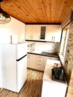 Habitación triple Deluxe, balcón, vistas al mar | Cocina privada