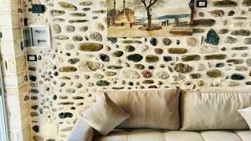 Deluxe-Dreibettzimmer, Balkon, Meerblick | Wohnbereich