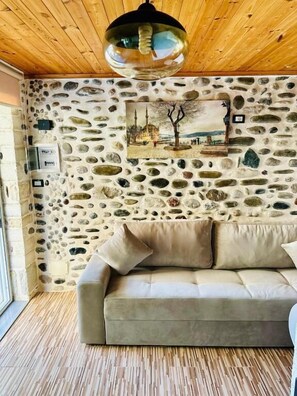 Deluxe-Dreibettzimmer, Balkon, Meerblick | Wohnbereich