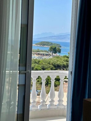 Superior-Dreibettzimmer, Balkon, Meerblick | Innenbereich