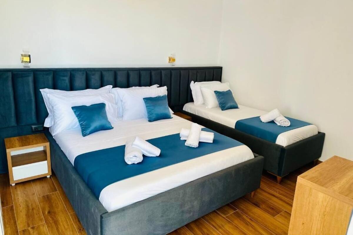 Superior Triple Room, Balcony, Sea View | Peti besi dalam bilik, kalis bunyi, Wi-fi percuma 