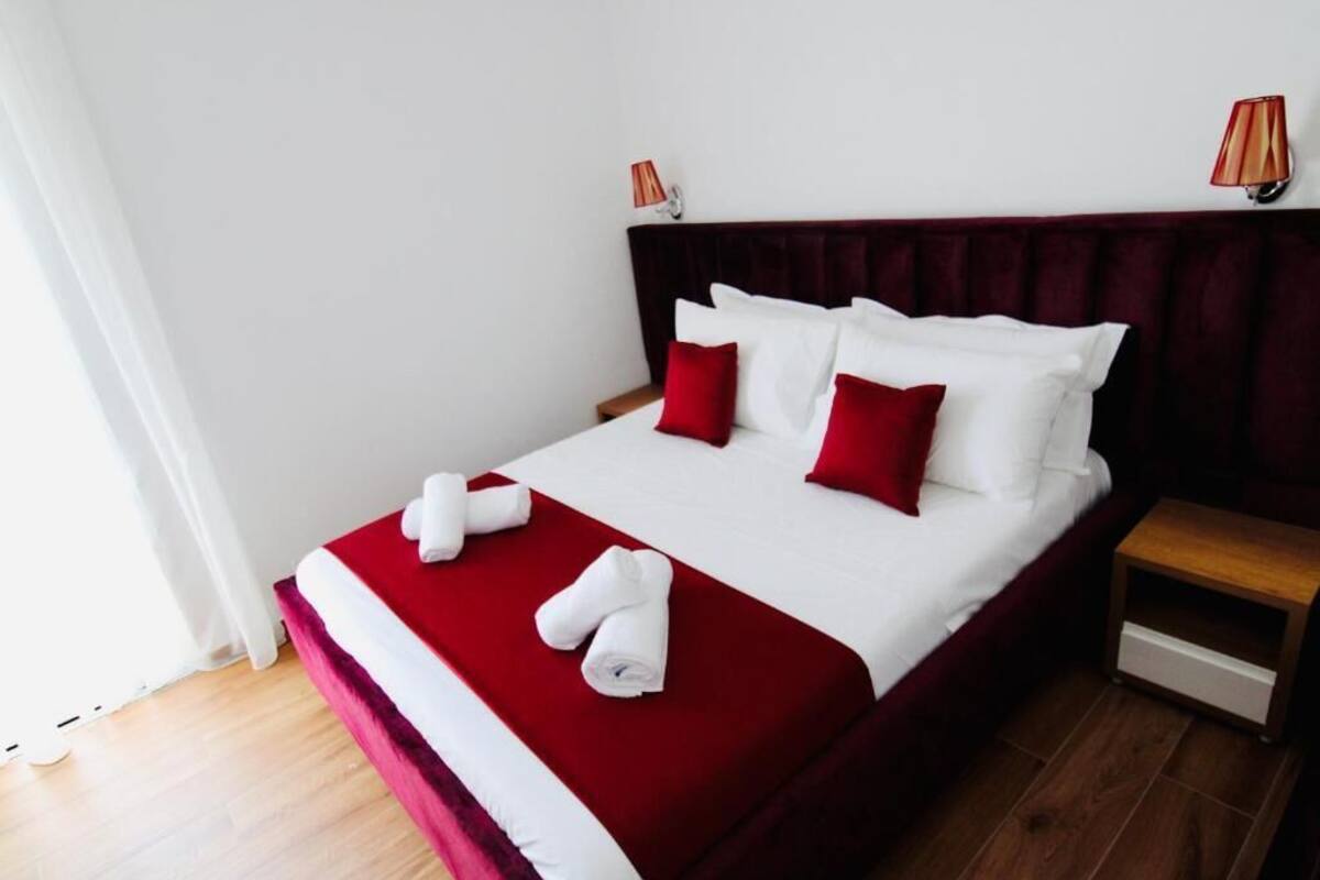 Quarto casal luxo, sacada | Cofres nos quartos, quartos à prova de som, Wi-Fi de cortesia