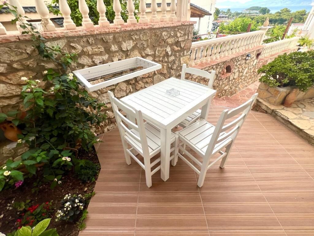 Quarto triplo luxo, sacada, vista para o mar | Opções para refeição ao ar livre