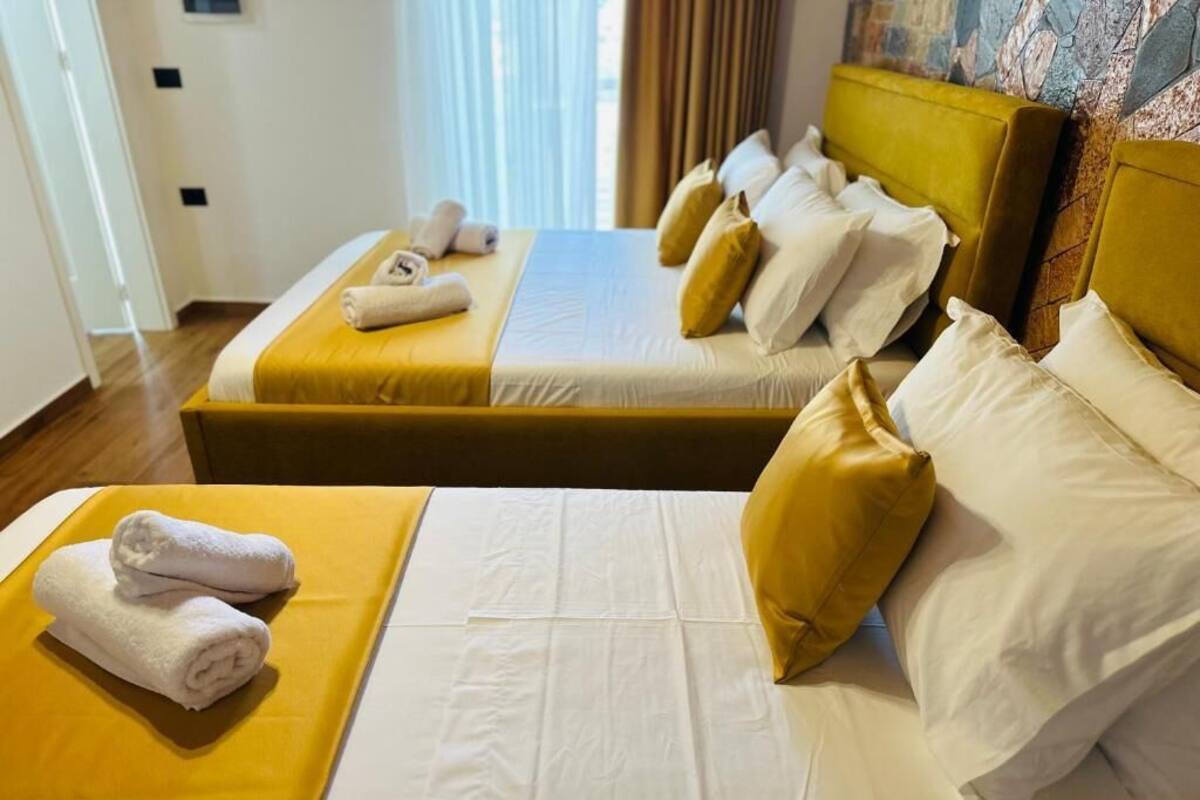 Superior Triple Room, Balcony, Sea View | Peti besi dalam bilik, kalis bunyi, Wi-fi percuma 