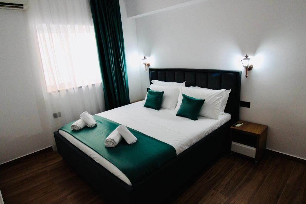 Quarto quádruplo família, sacada, vista para o jardim | Cofres nos quartos, quartos à prova de som, Wi-Fi de cortesia