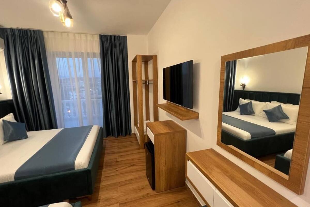 Deluxe Triple Room, Balcony, Sea View | Peti besi dalam bilik, kalis bunyi, Wi-fi percuma 