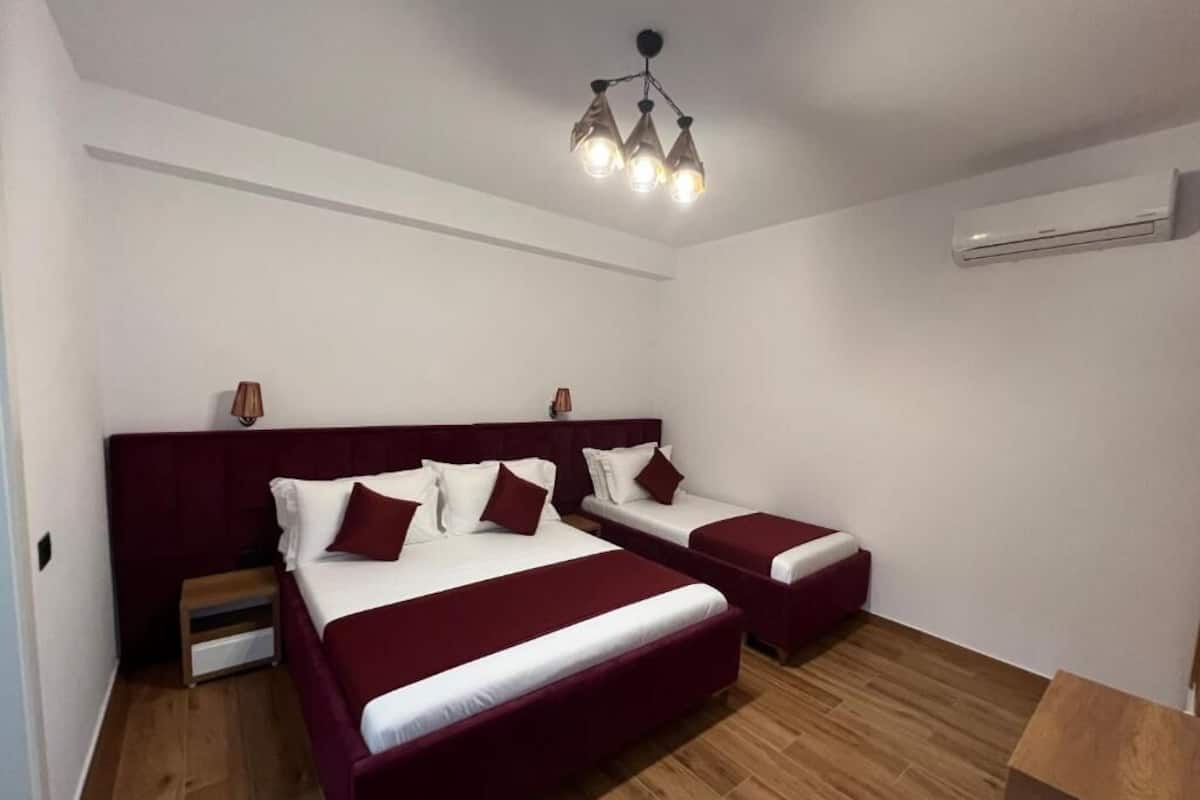 Quarto triplo superior, sacada, vista para o mar | Cofres nos quartos, quartos à prova de som, Wi-Fi de cortesia