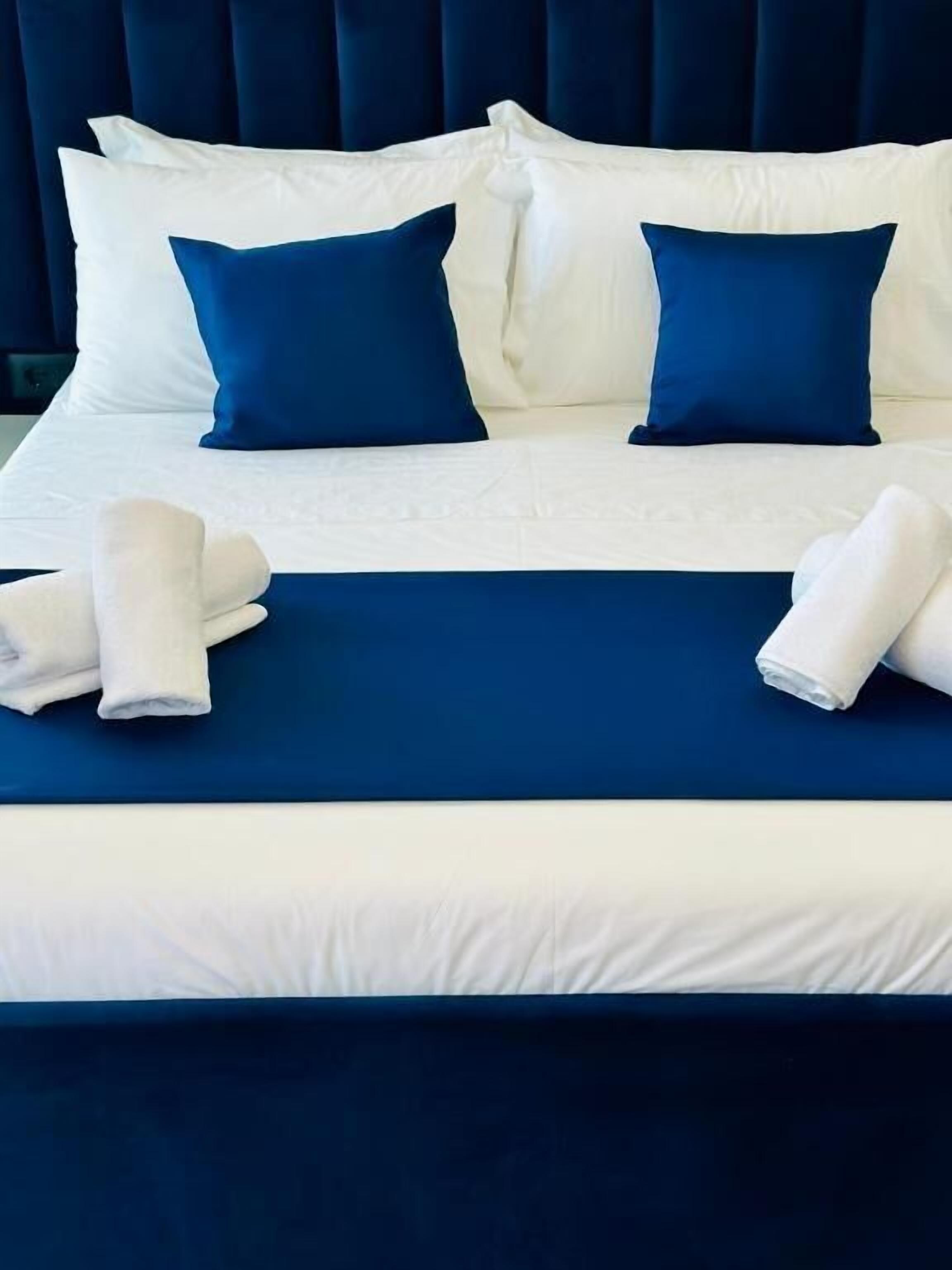 Quarto triplo superior, sacada, vista para o mar | Cofres nos quartos, quartos à prova de som, Wi-Fi de cortesia