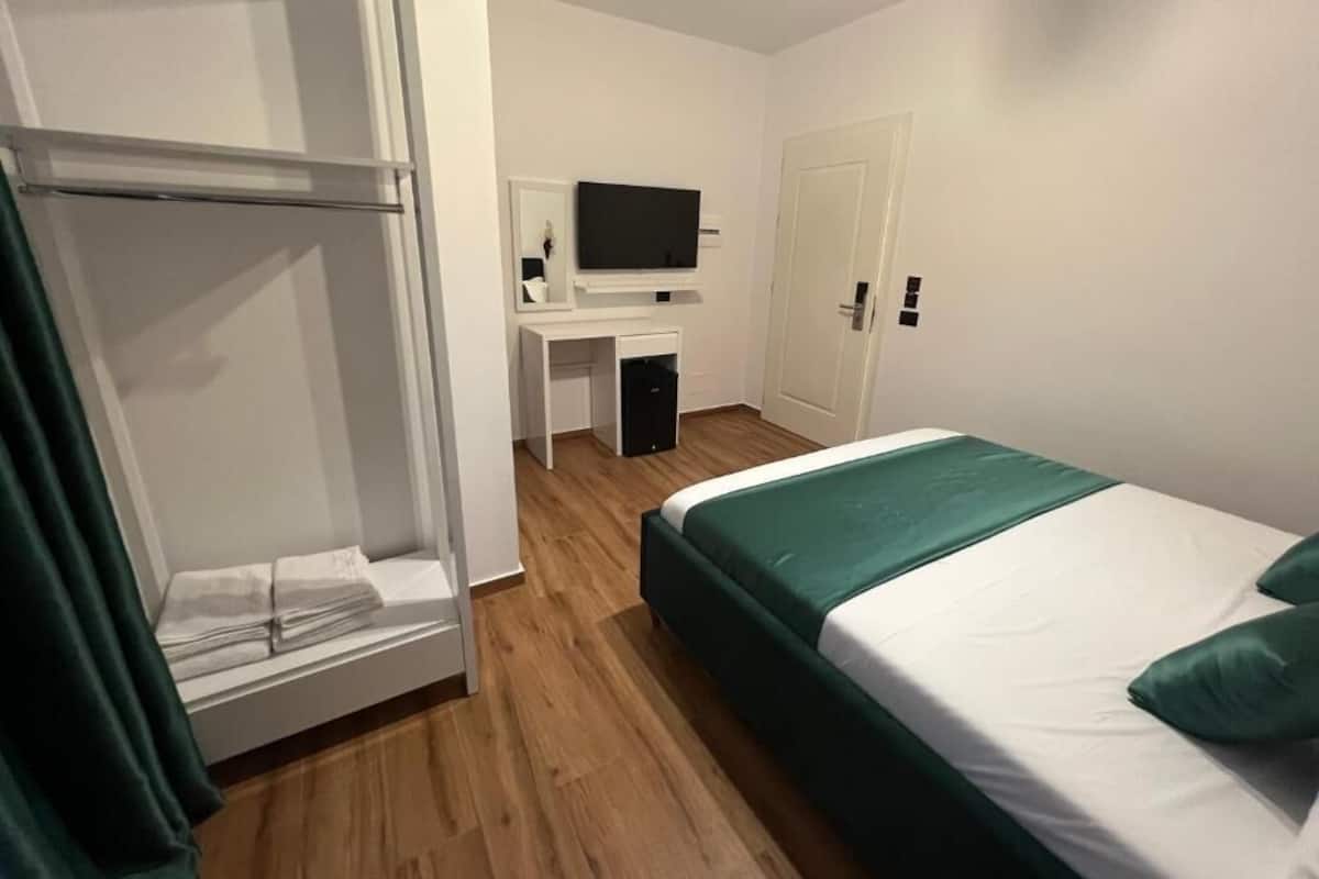 Quarto casal luxo, sacada | Cofres nos quartos, quartos à prova de som, Wi-Fi de cortesia