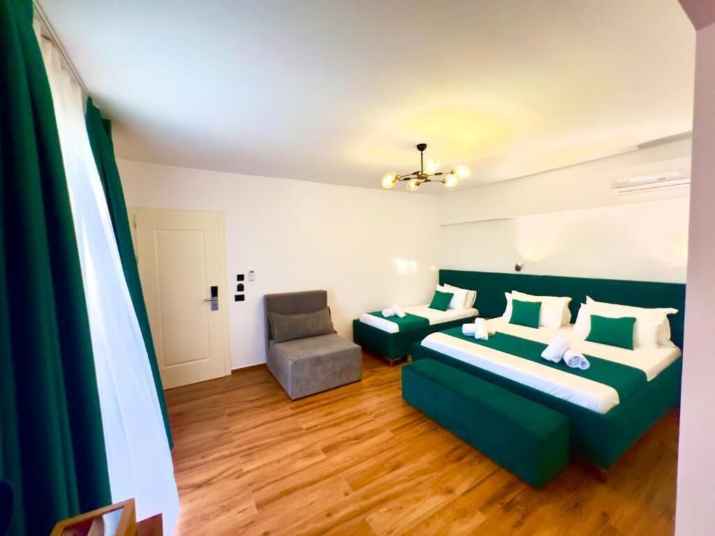 Quarto quádruplo superior, sacada, vista parcial para o mar | Cofres nos quartos, quartos à prova de som, Wi-Fi de cortesia