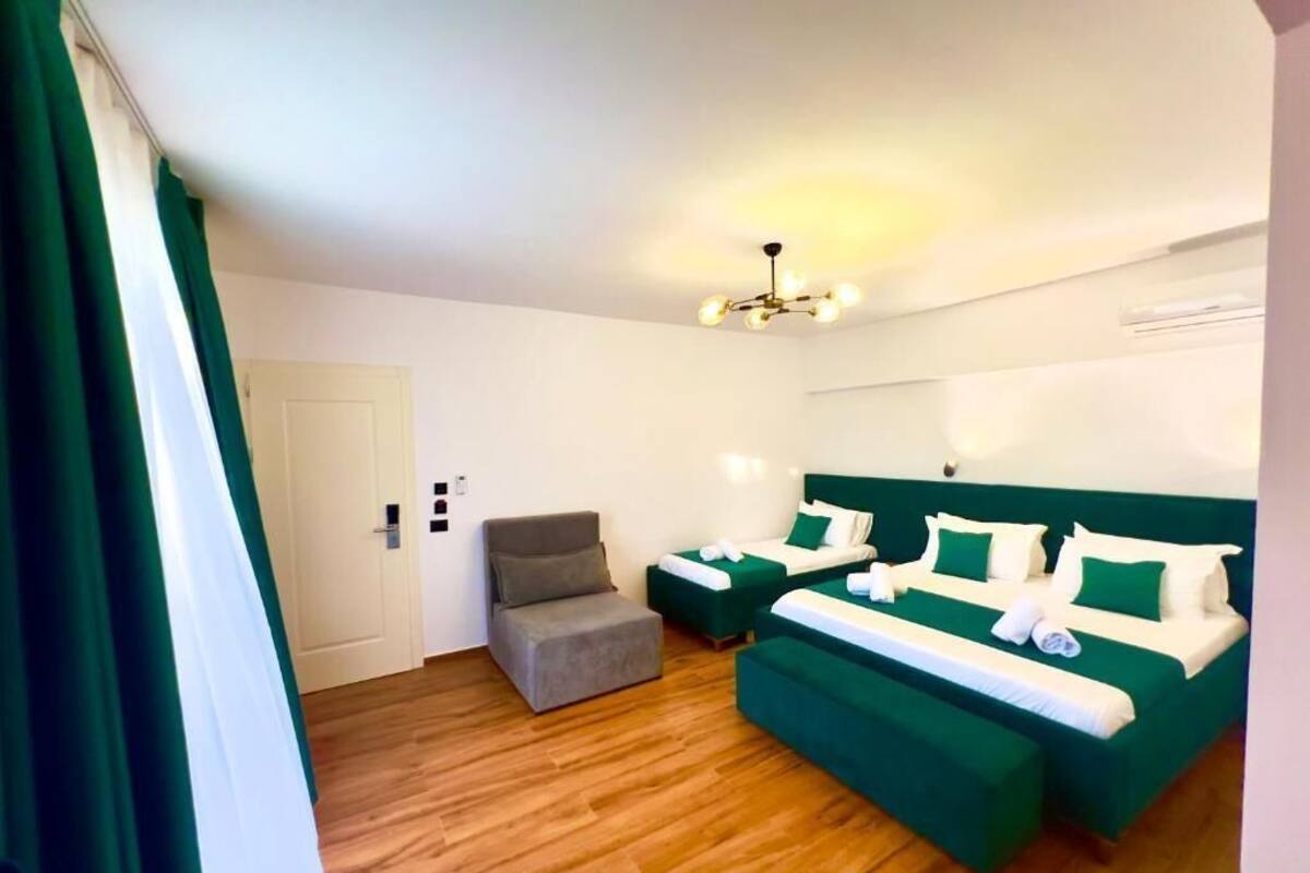 Superior Quadruple Room, Balcony, Partial Sea View | Peti besi dalam bilik, kalis bunyi, Wi-fi percuma 