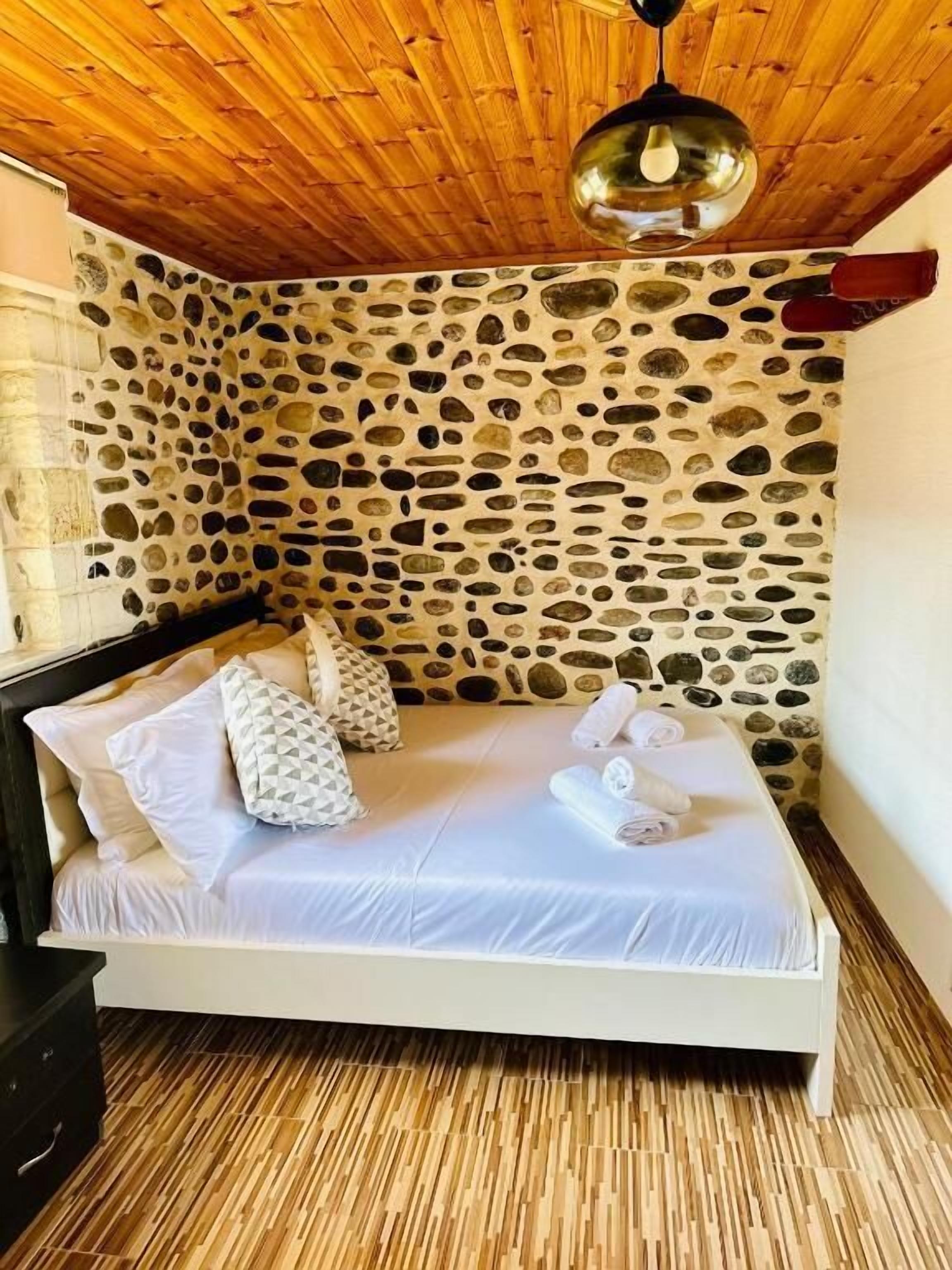 Quarto triplo luxo, sacada, vista para o mar | Cofres nos quartos, quartos à prova de som, Wi-Fi de cortesia