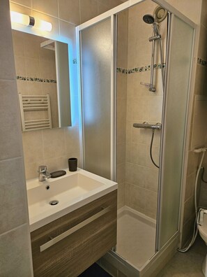 Apartment | Bathroom - Ski Base for 4 Near La Foux Lifts (Allos)