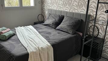 Tabla de planchar con plancha, wifi y ropa de cama