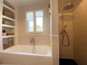 Haartrockner, Handtücher, Toilettenpapier