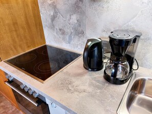 ثلاجة، ميكروويف، فرن، موقد طهي مسطح