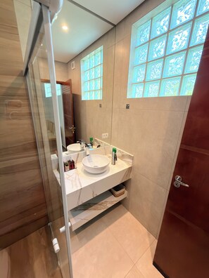 Handdukar, tvål och toalettpapper