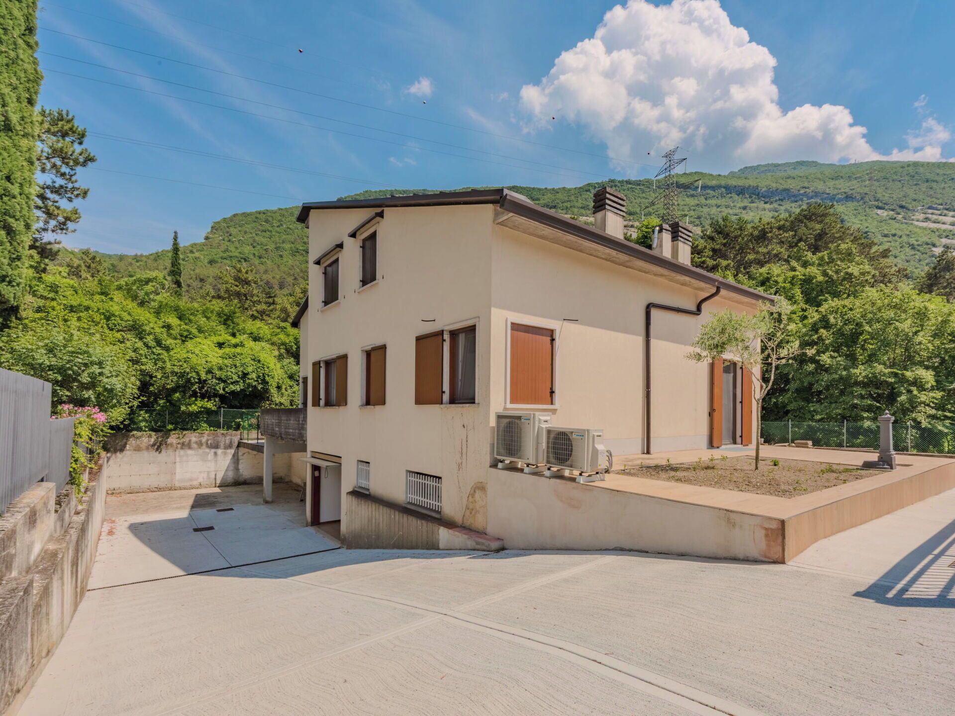 Wall, Architecture, Residential Area, Home, Human Settlement, Slope, Concrete, Village, Driveway, Balcony